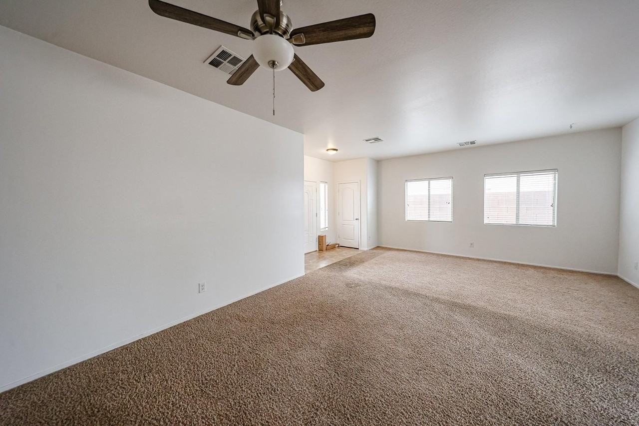 12039 W Leather Ln - Photo 7 of 40