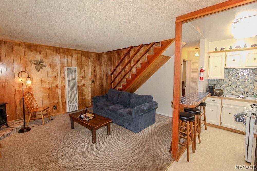 370 Victoria Ln - Photo 4 of 21