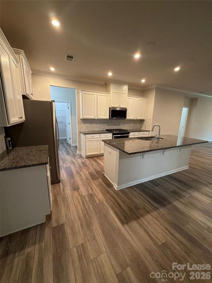 1008 Fairbrae Ln - Photo 5 of 23