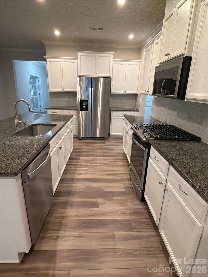 1008 Fairbrae Ln - Photo 6 of 23