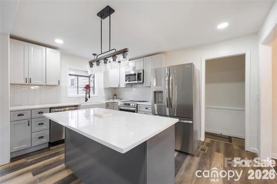 203 Ewing Dr - Photo 4 of 35