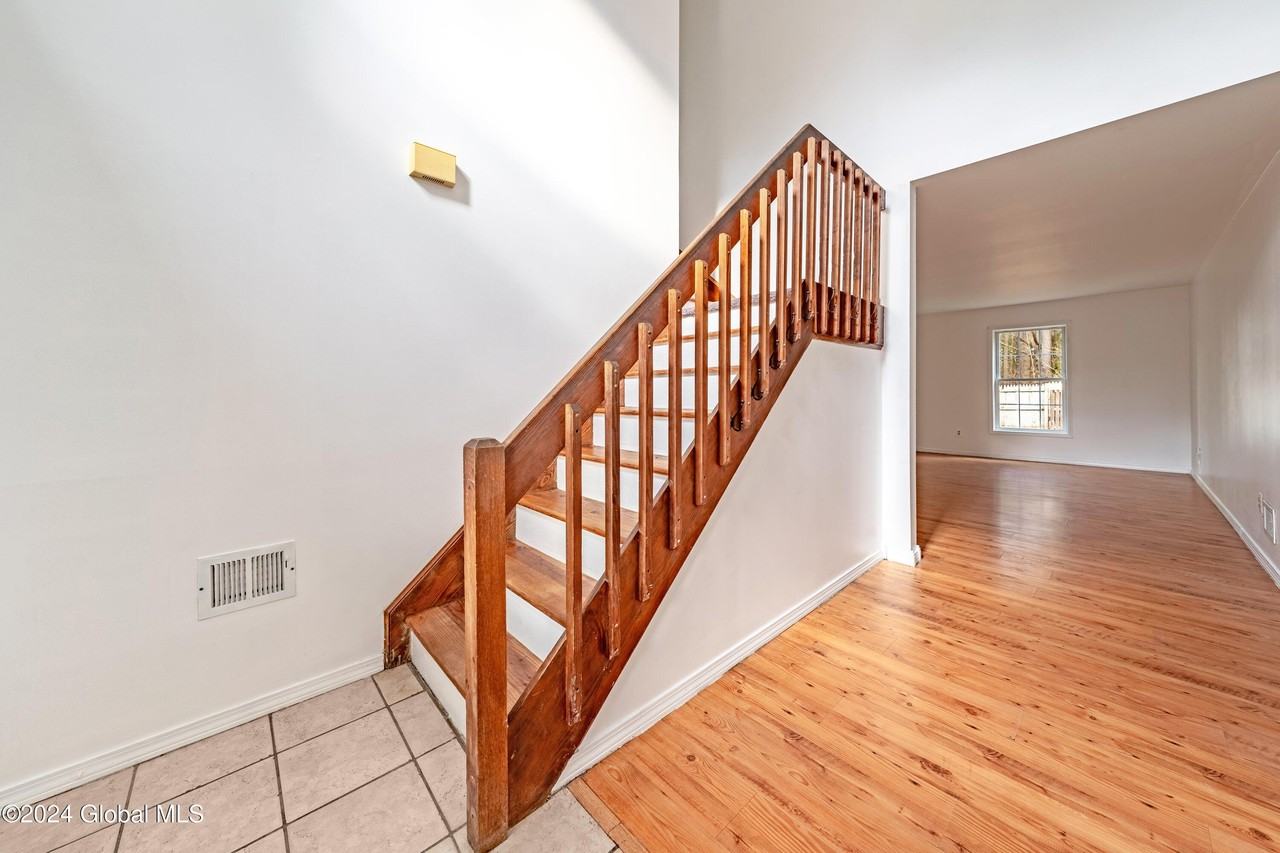 208 Whitetail Ct - Photo 2 of 13