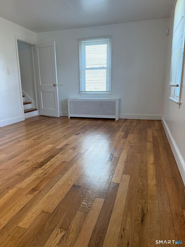 548 Queen St - Photo 3 of 21