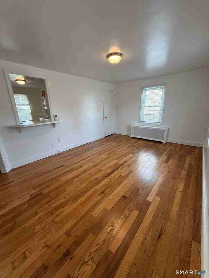 548 Queen St - Photo 4 of 21