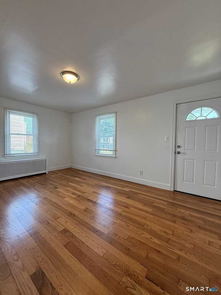 548 Queen St - Photo 5 of 21