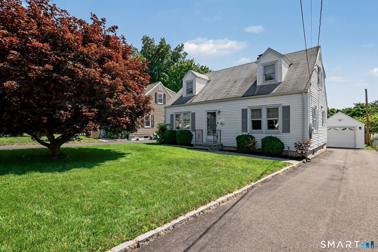 21 Victory Ct - Photo 2 of 32