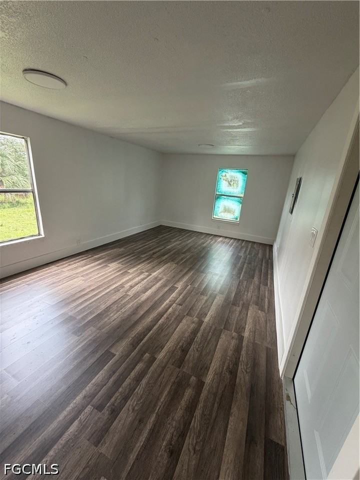 990 Riviera Ave - Photo 3 of 6