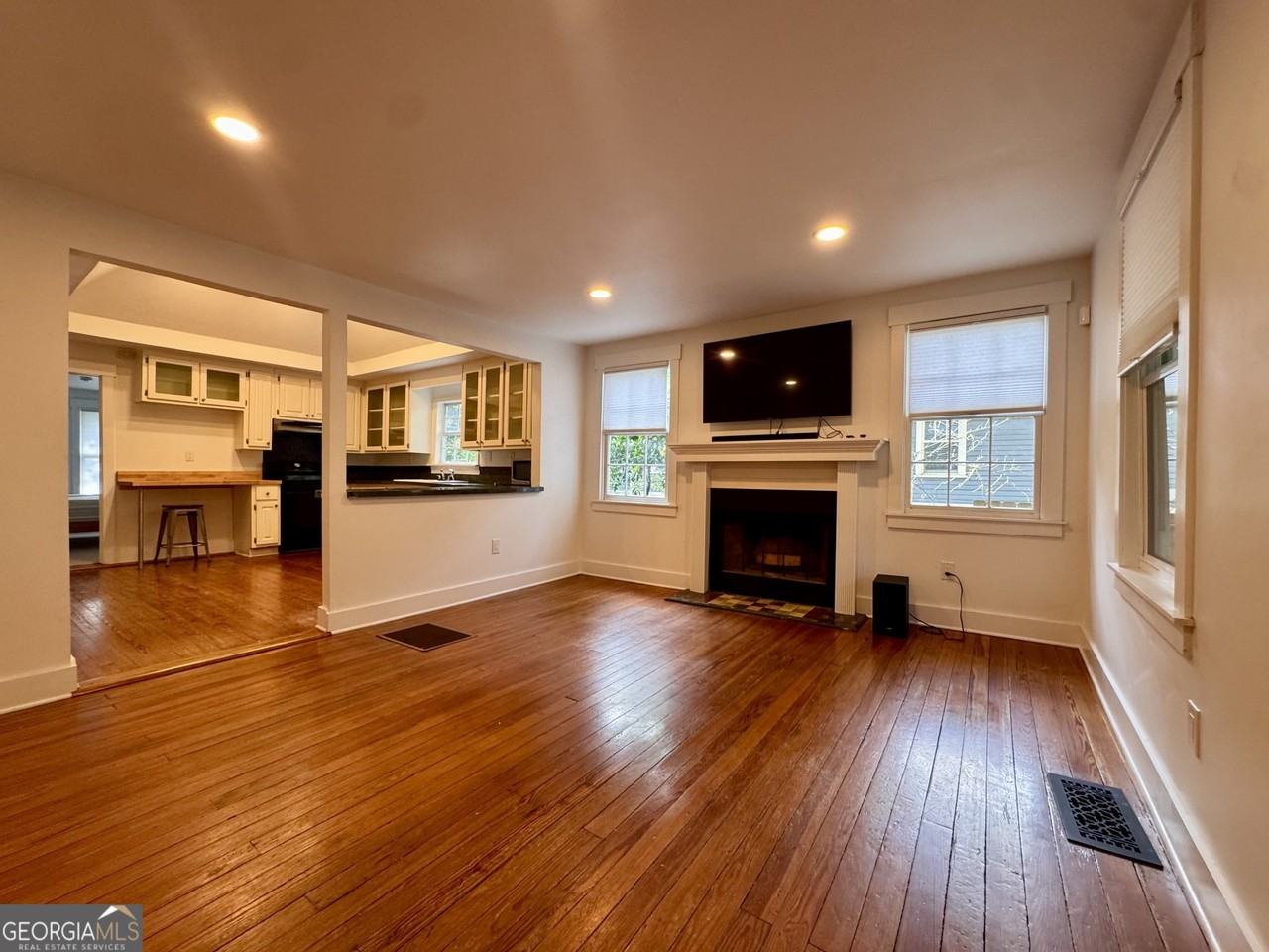687 Brownwood Ave Se - Photo 4 of 22