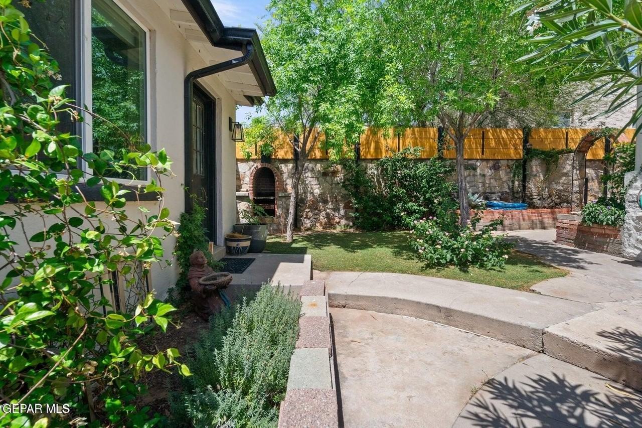 2532 Altura Ave #B - Photo 2 of 7