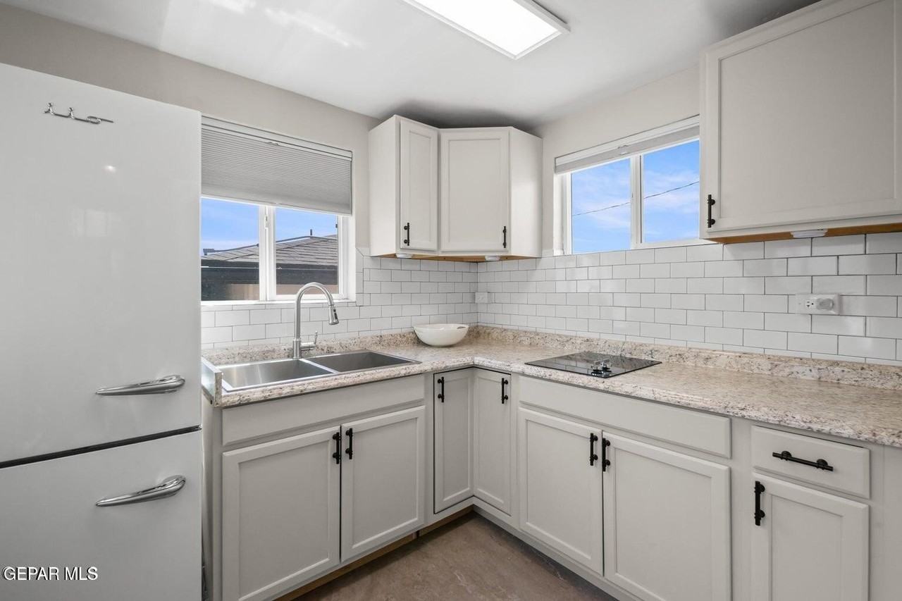 2532 Altura Ave #B - Photo 4 of 7