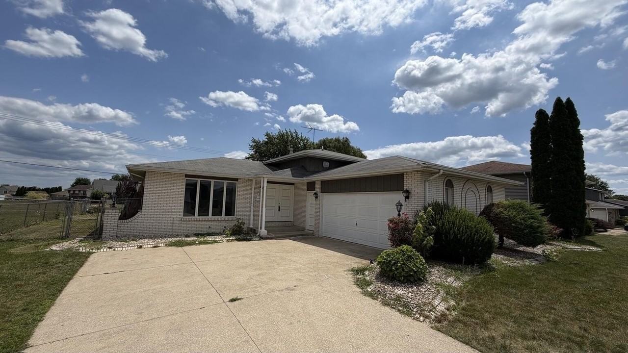 9745 Harrison St - Photo 2 of 22