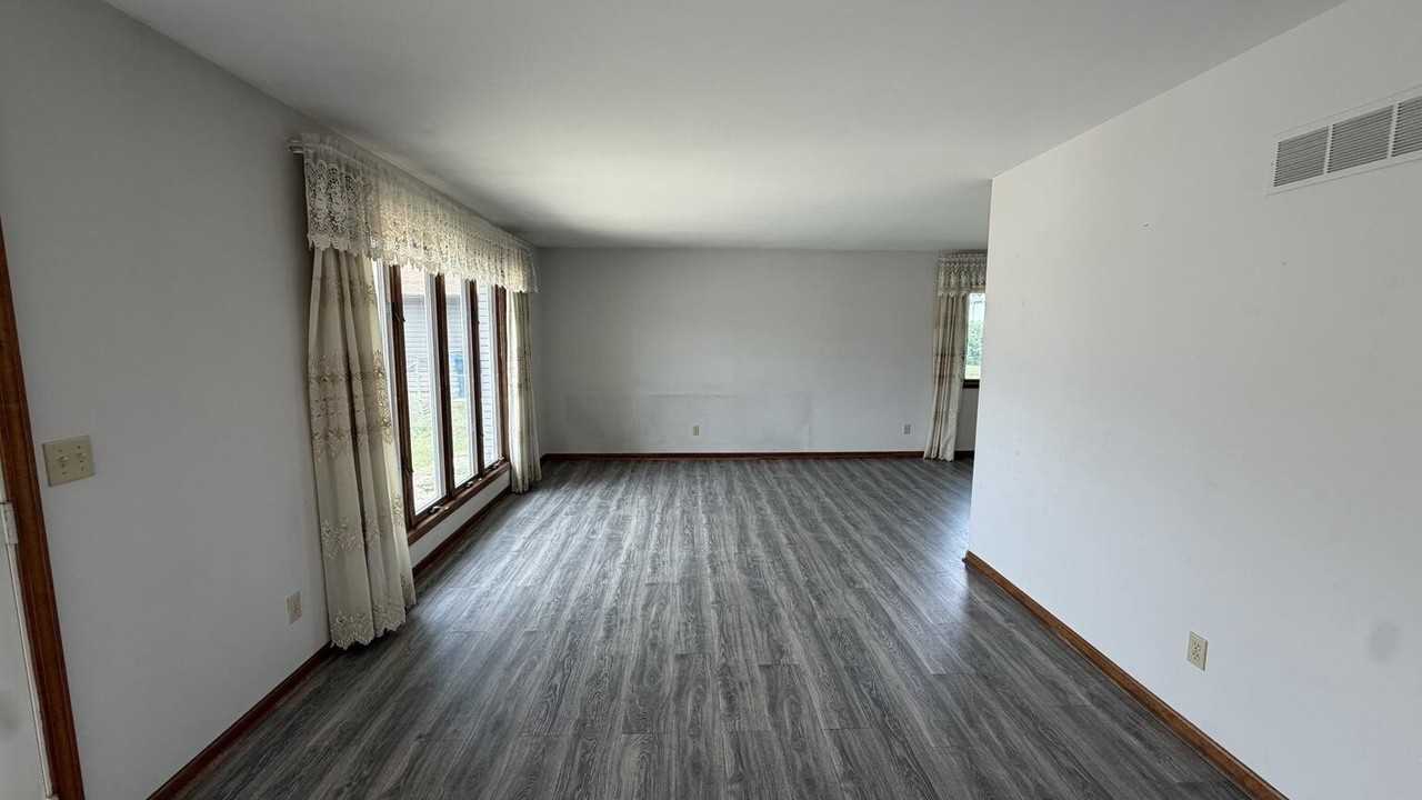 9745 Harrison St - Photo 4 of 22