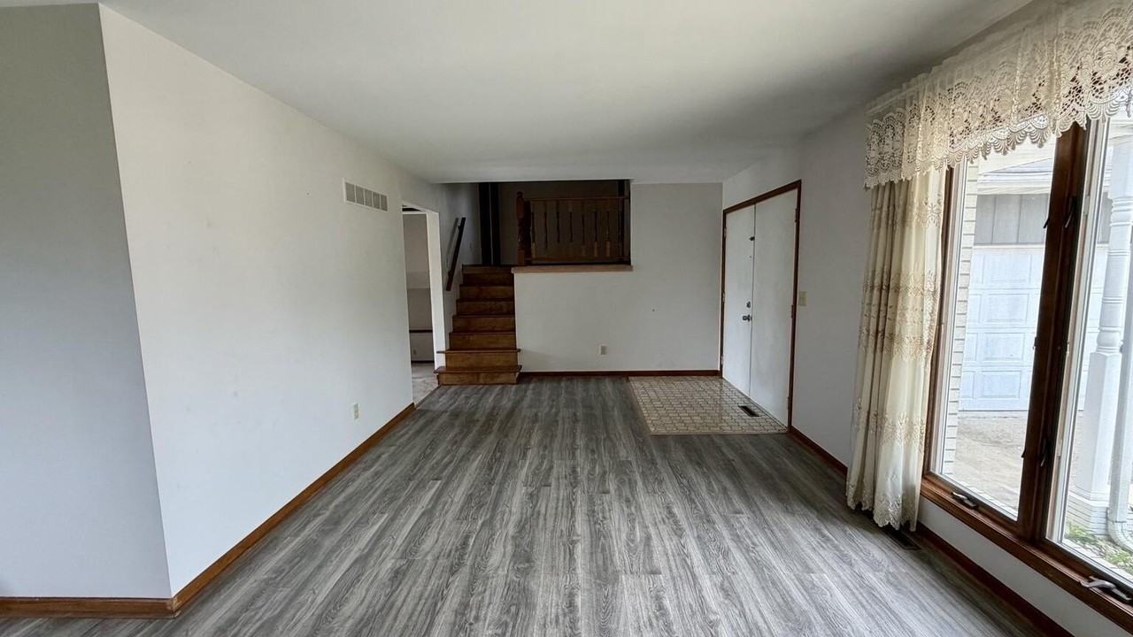 9745 Harrison St - Photo 5 of 22