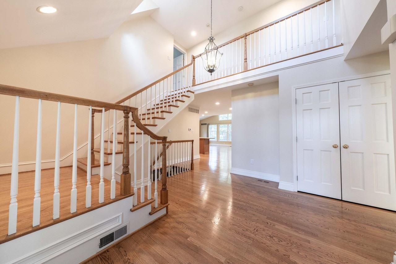 1688 Northlawn Blvd - Photo 3 of 46