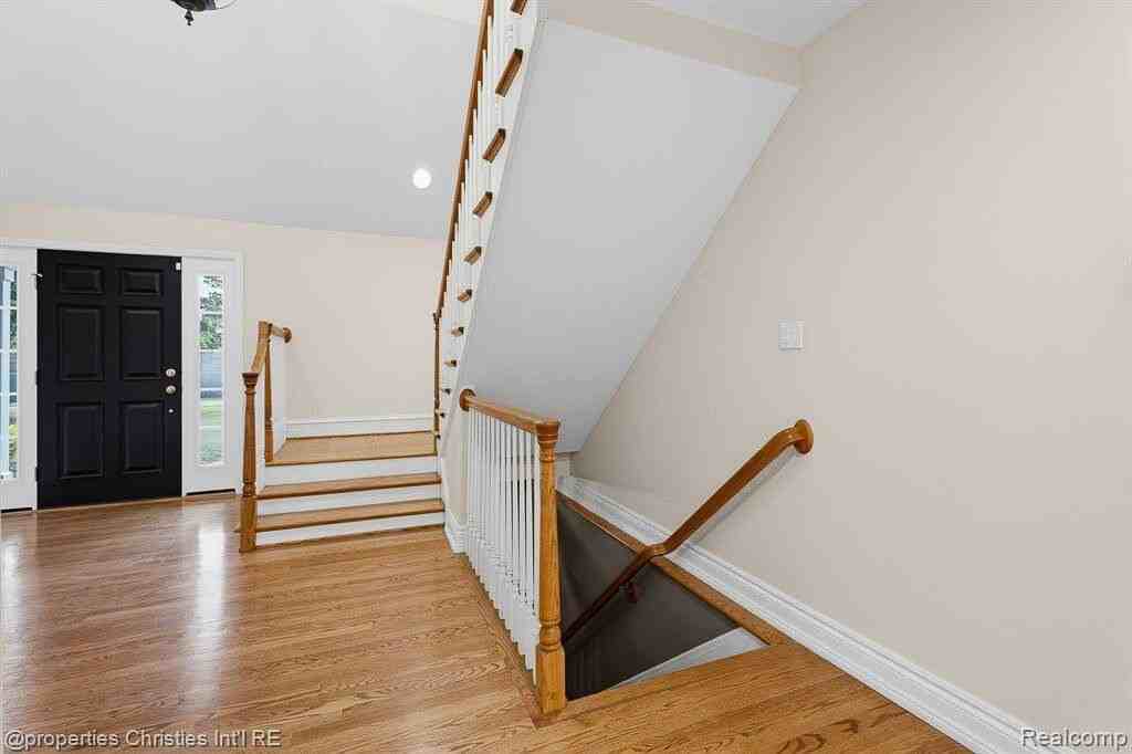 1688 Northlawn Blvd - Photo 4 of 46
