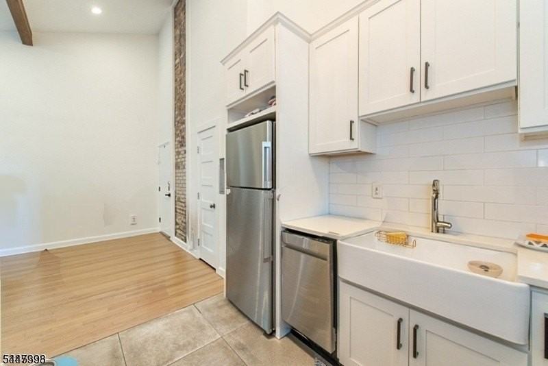 378 Claremont Ave #8 - Photo 4 of 17