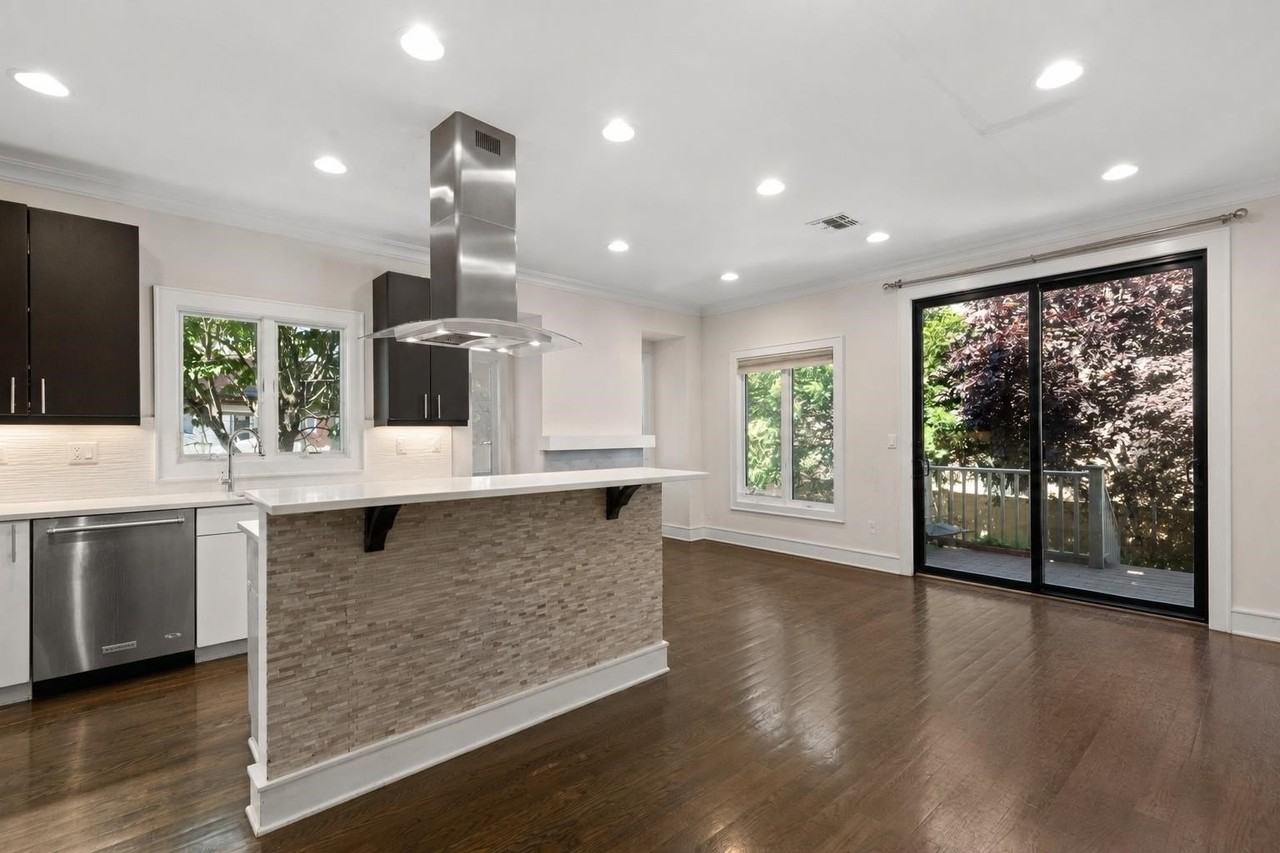 1627 John St #A - Photo 6 of 25