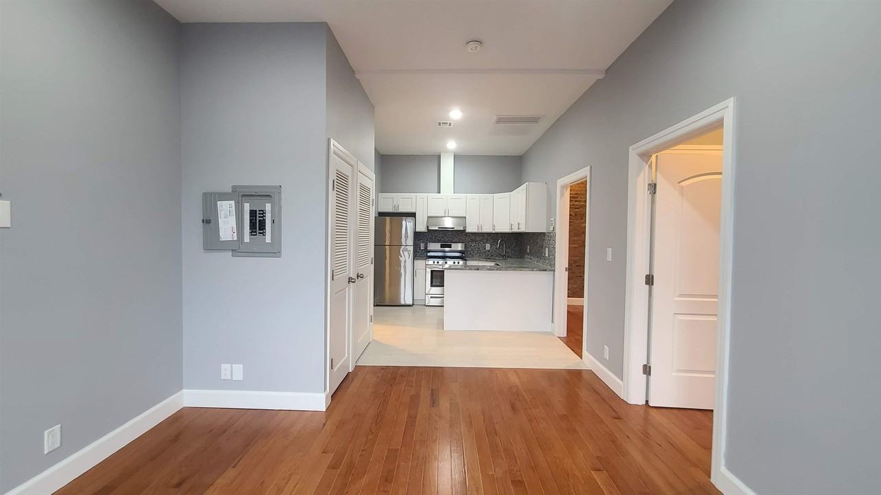 100 Griffith St #3R