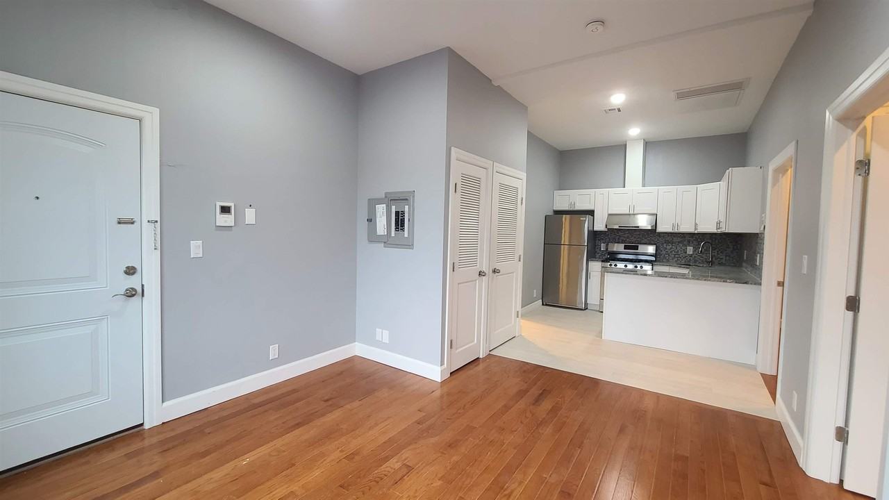 100 Griffith St #3R - Photo 2 of 20