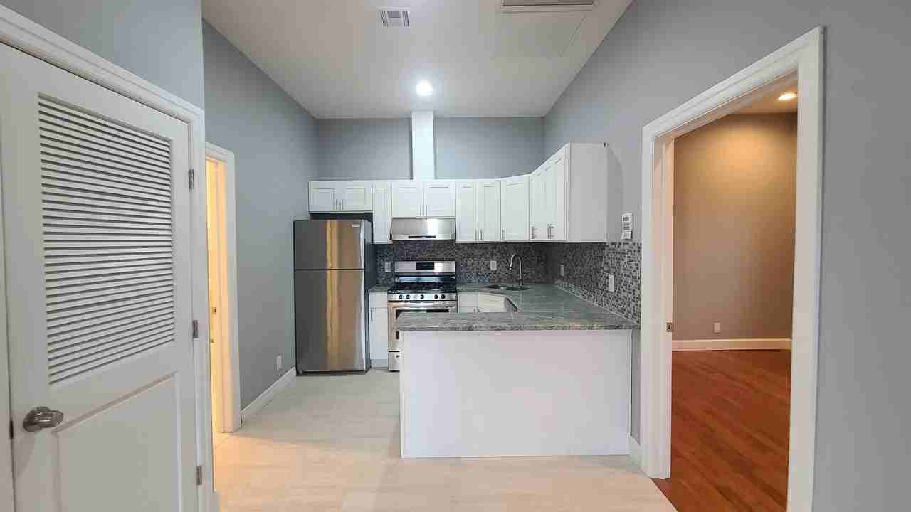 100 Griffith St #3R - Photo 3 of 20