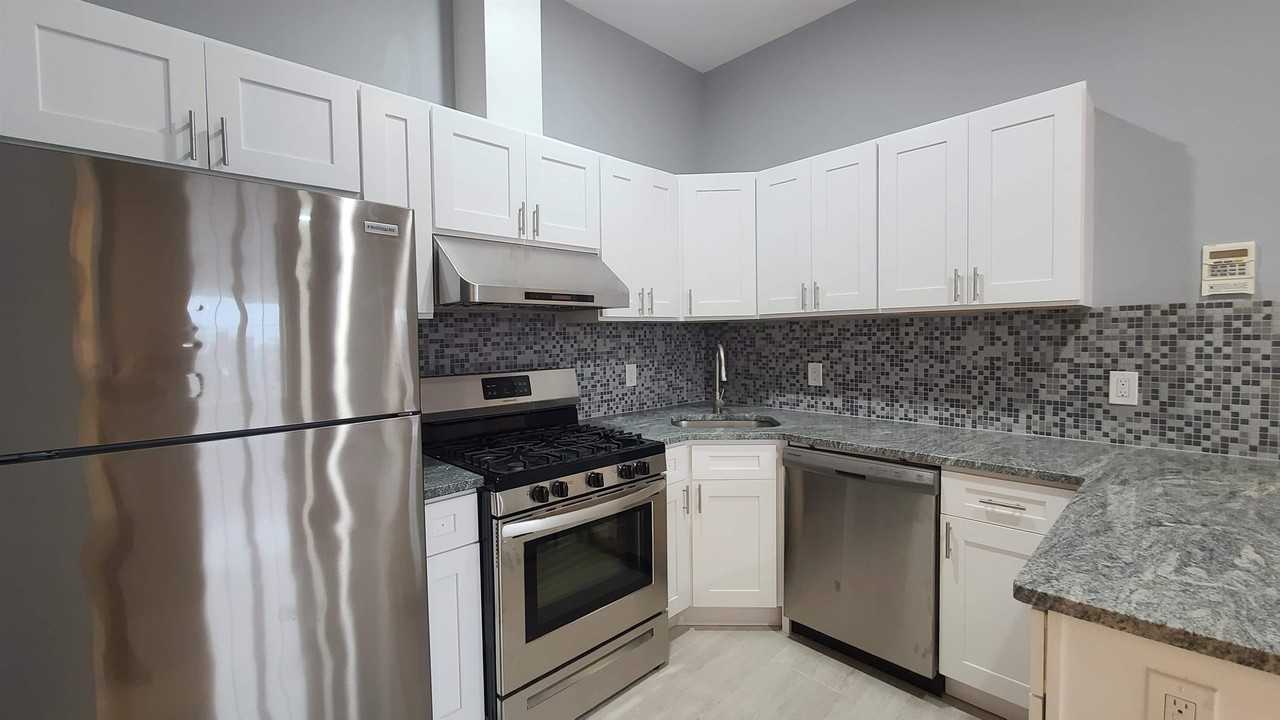 100 Griffith St #3R - Photo 5 of 20
