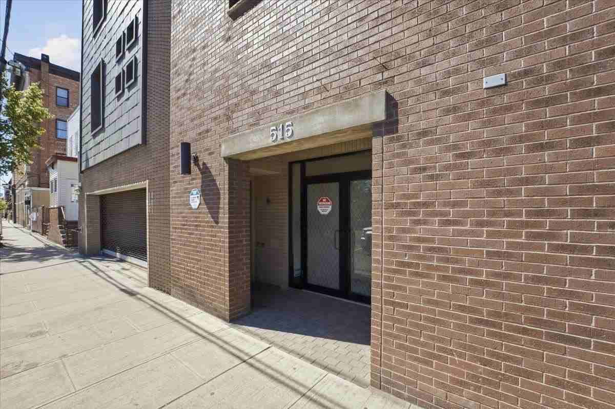515 30th St #1C - Photo 3 of 22