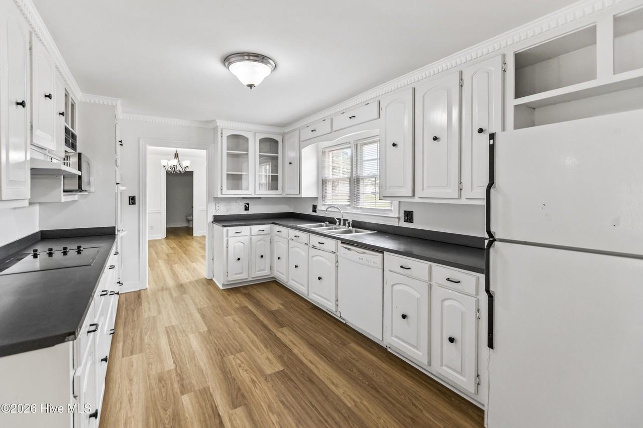 2112 Leon Dr - Photo 4 of 50
