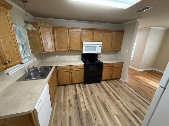 1302 Dale St - Photo 5 of 15