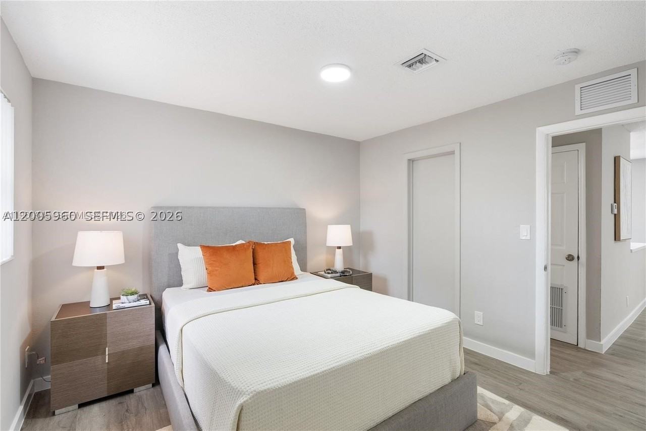 452 Sw 4th Ave #5 - Photo 3 of 4