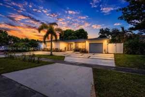 featured image of 4930 Nw 17th St #0