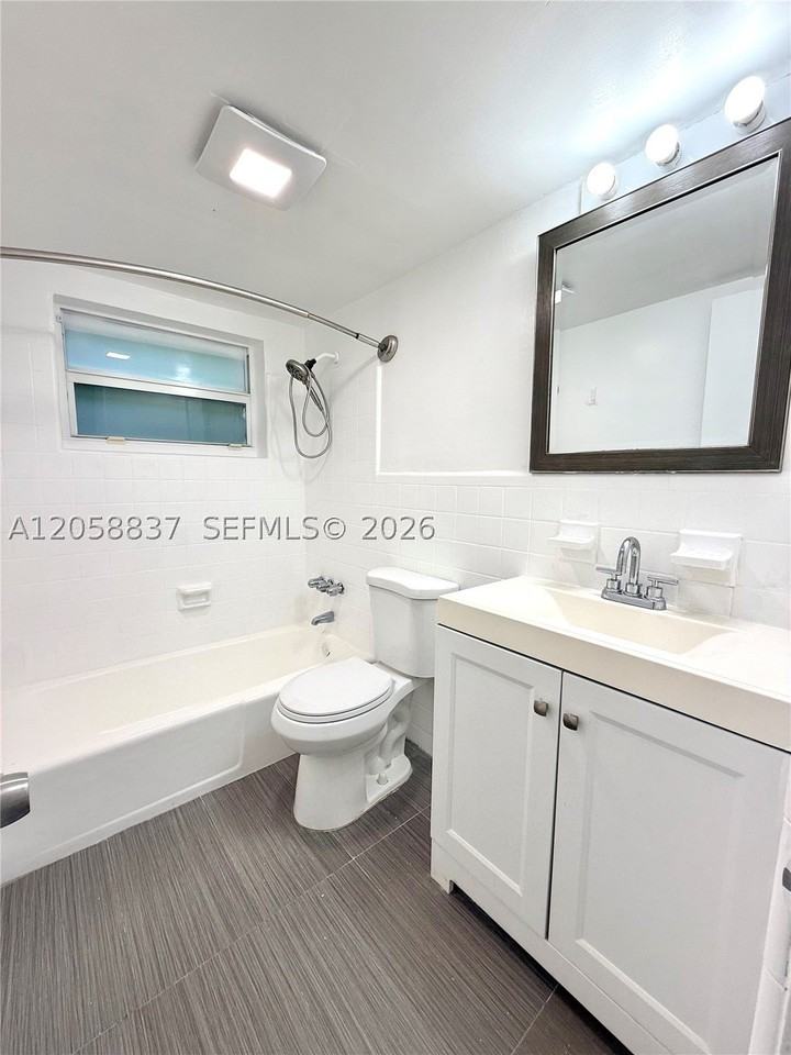 1021 Michigan Ave #3 - Photo 4 of 8