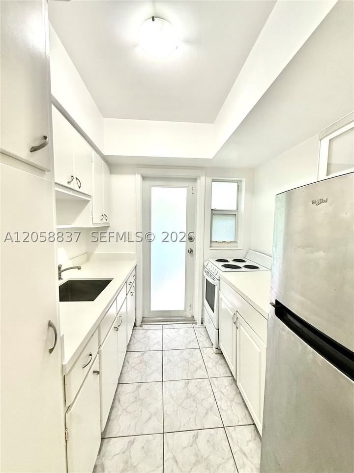 1021 Michigan Ave #3 - Photo 6 of 8