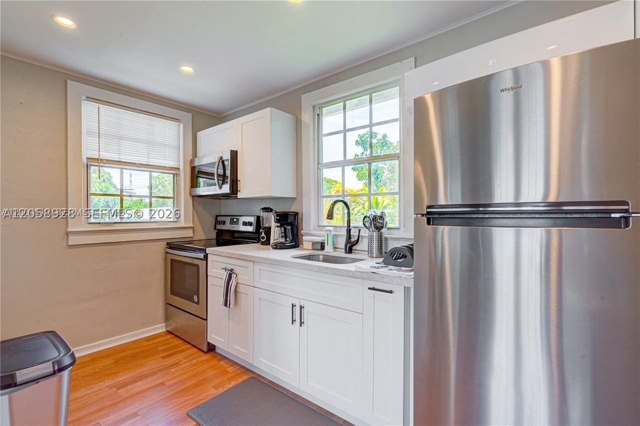 227 Sw 30th Ave #B - Photo 2 of 15
