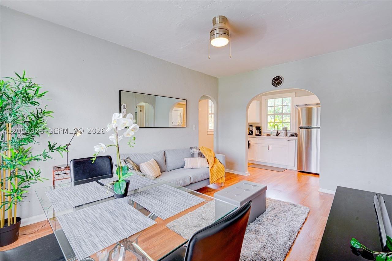 227 Sw 30th Ave #B - Photo 3 of 15