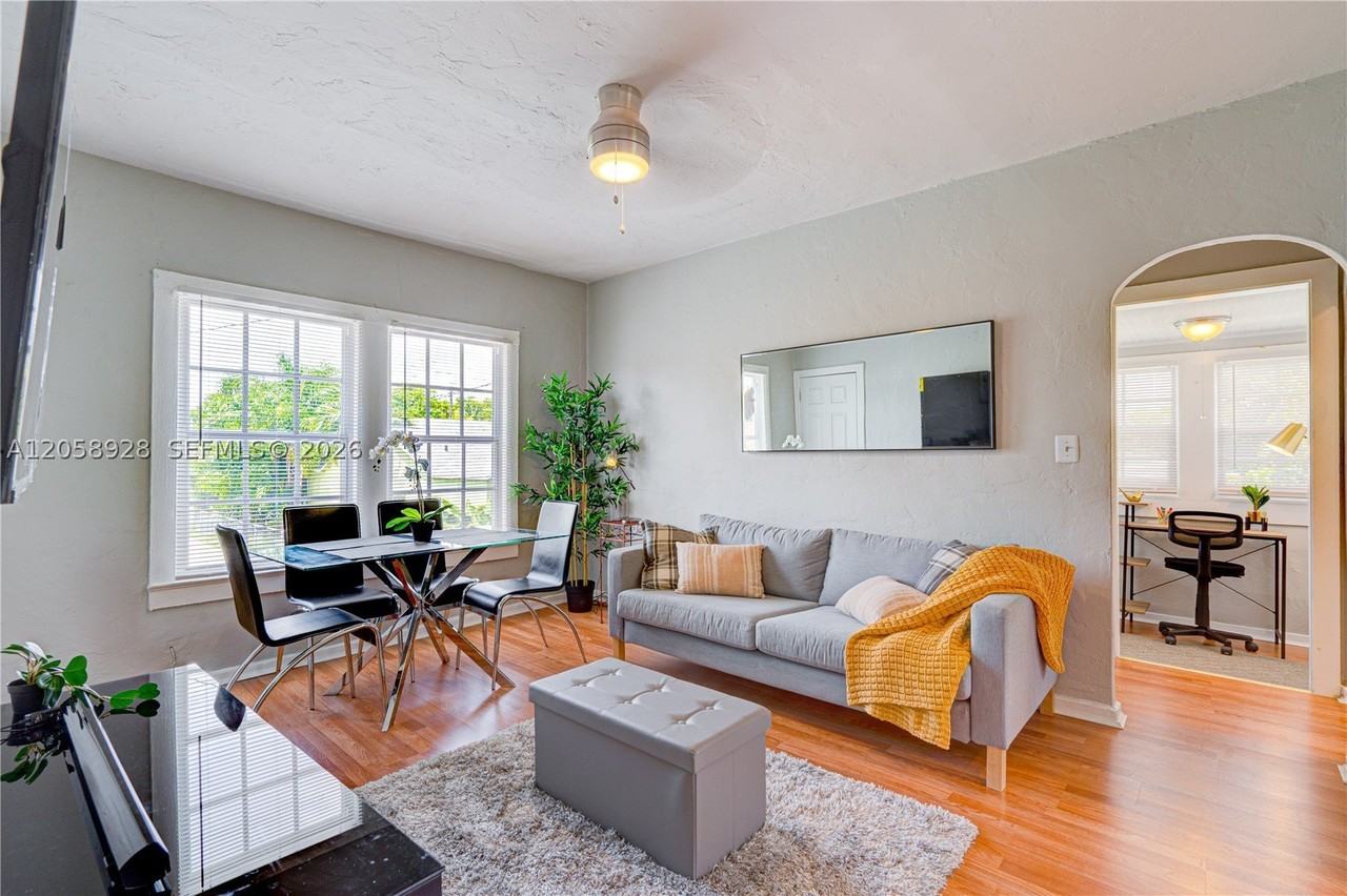 227 Sw 30th Ave #B - Photo 4 of 15
