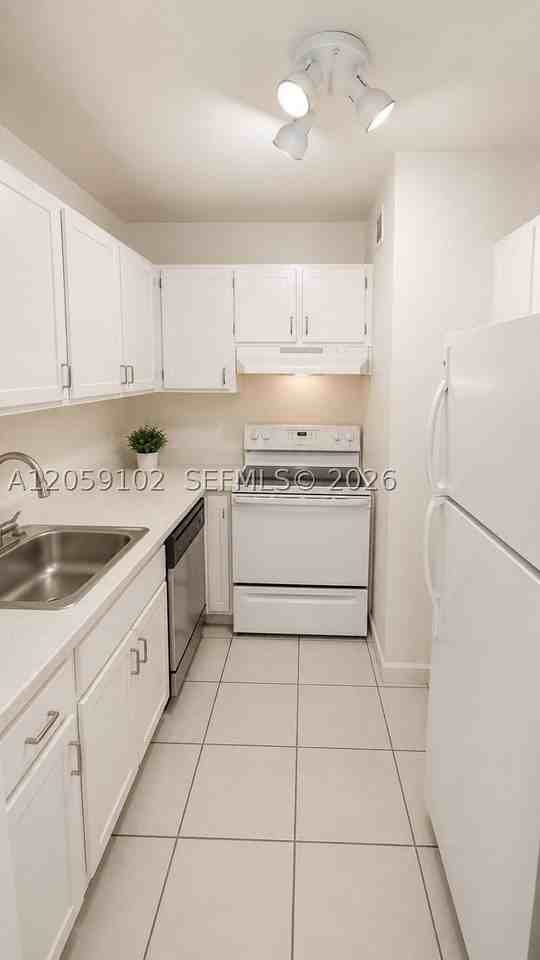 13710 Sw 90th Ave #4 - Photo 3 of 10