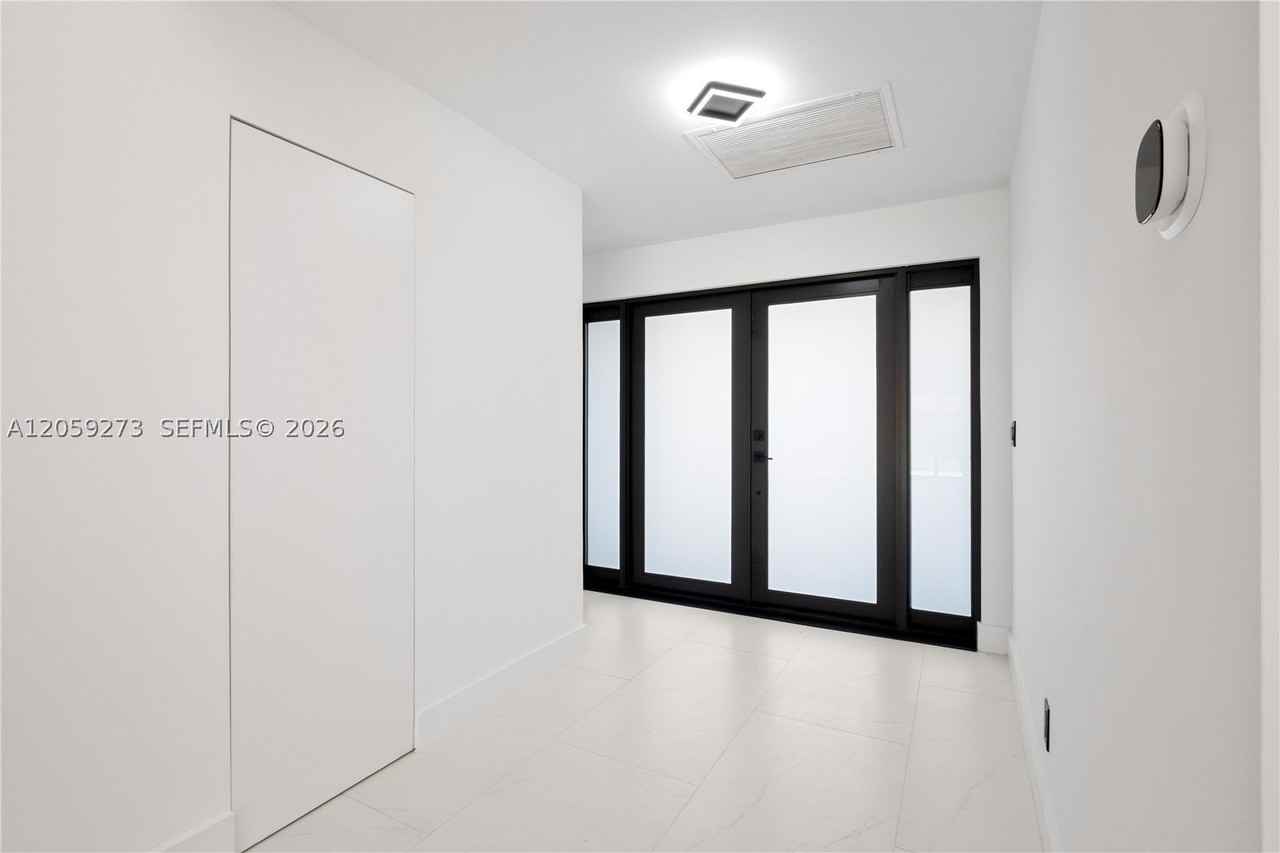 1543 Sw 1st Ave - Photo 5 of 50