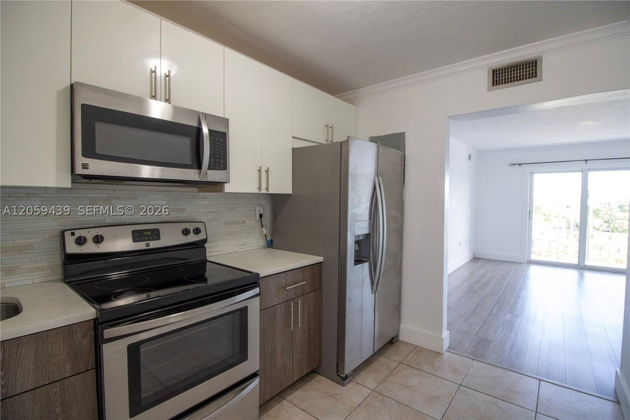 4758 W Flagler St #14 - Photo 5 of 11