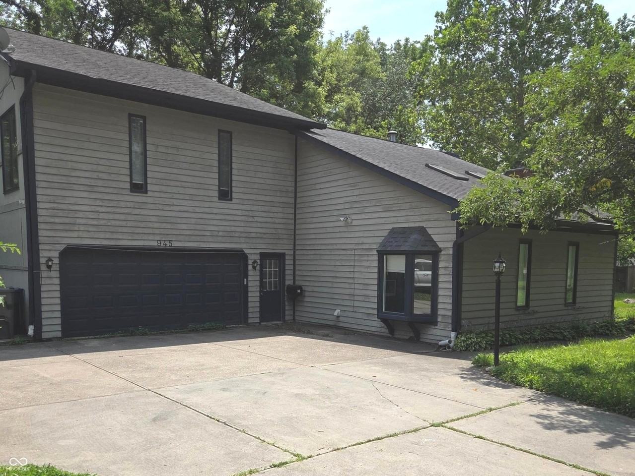 945 Fox Hill Dr