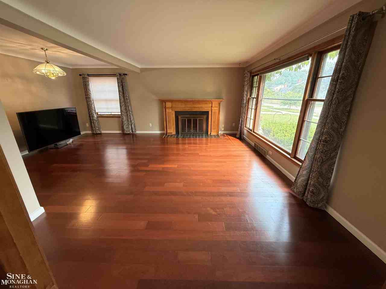 2056 Lennon St - Photo 4 of 32