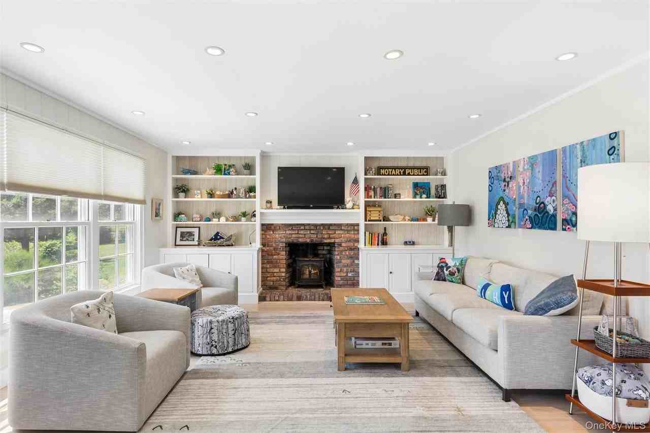 570 Hippodrome Dr - Photo 3 of 22