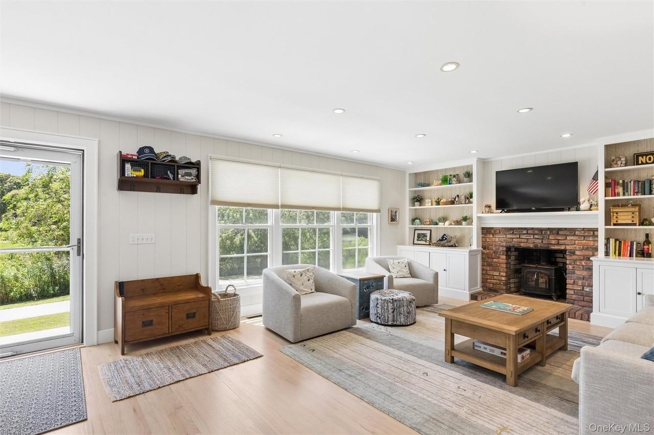 570 Hippodrome Dr - Photo 4 of 22