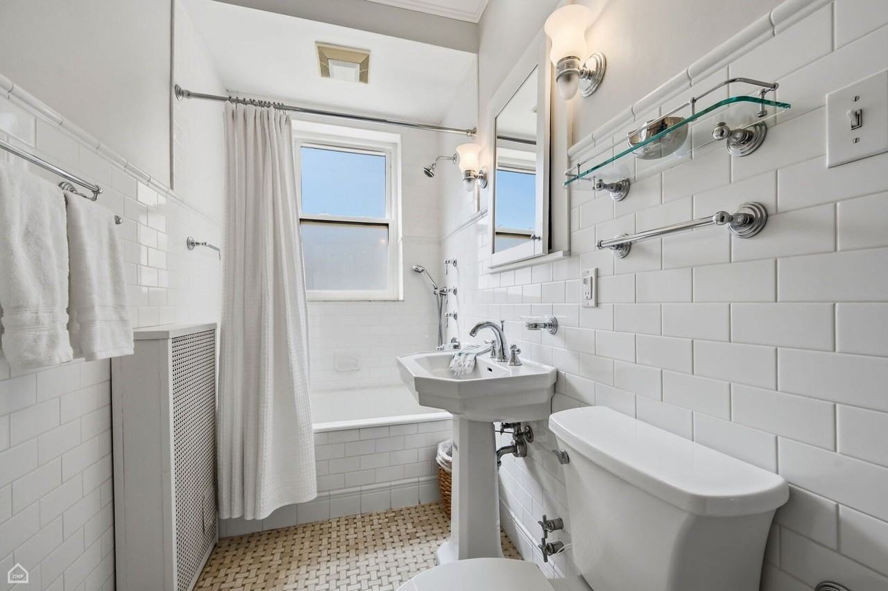 632 Sheridan Sq #1 - Photo 5 of 12