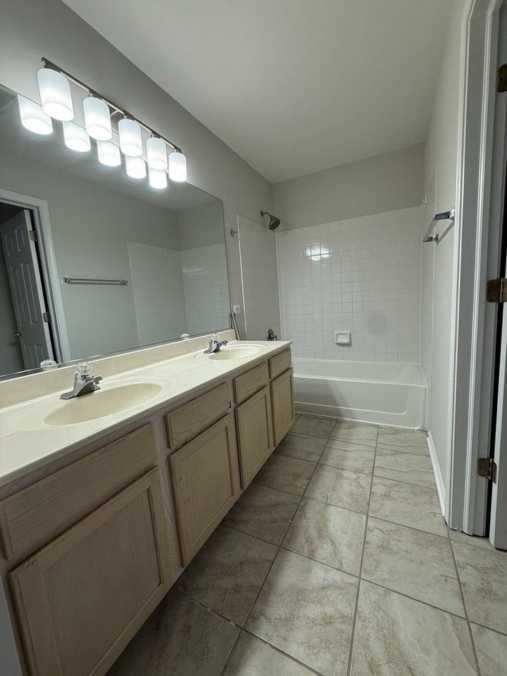 2442 Madiera Ln - Photo 6 of 10