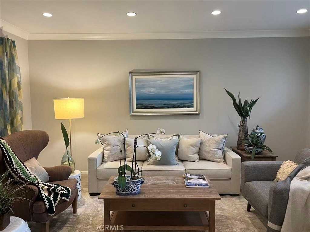 274 Rodeo - Photo 2 of 8