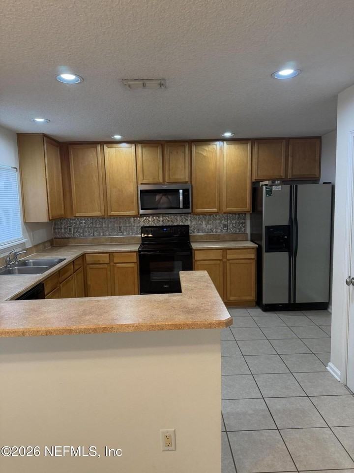 1603 Canopy Oaks Dr - Photo 3 of 9