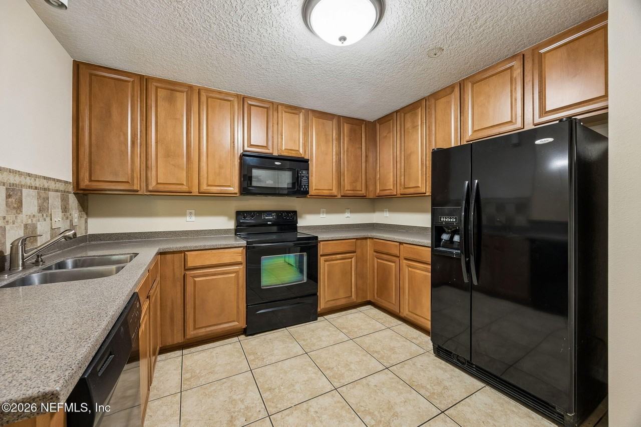 7055 Deer Lodge Cir #106 - Photo 6 of 40