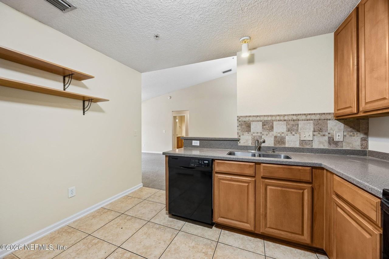 7055 Deer Lodge Cir #106 - Photo 7 of 40