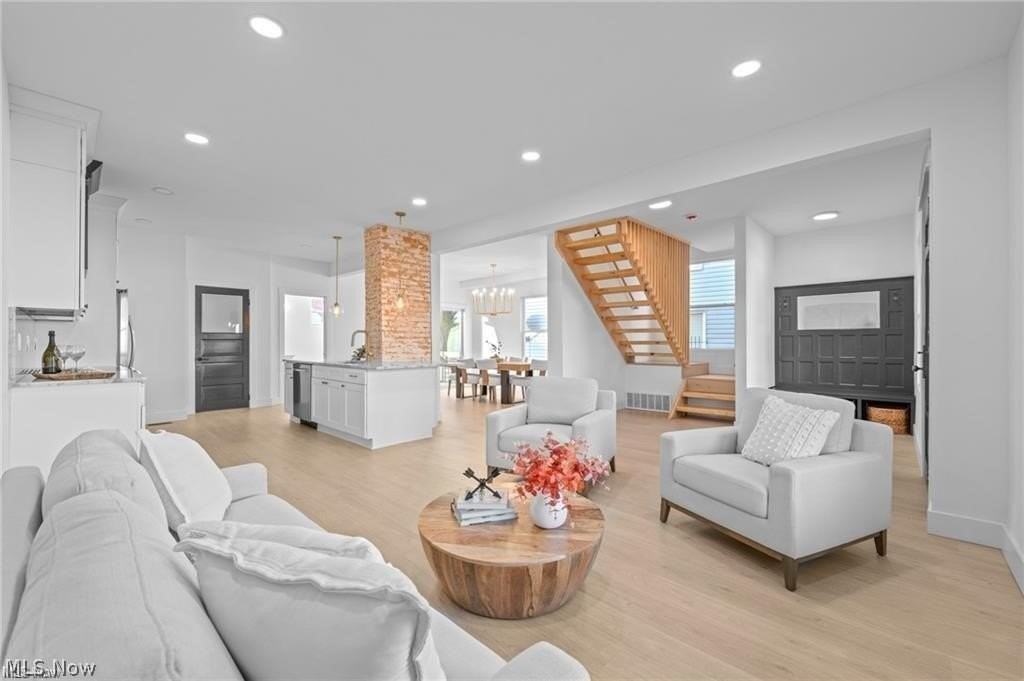1422 W 77th St - Photo 3 of 25