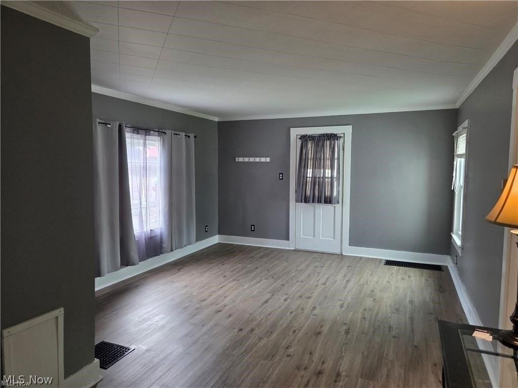 208 W Main St - Photo 4 of 11